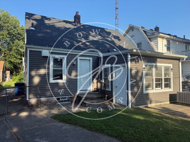 Building Photo - Close to University of Toledo 4 bedroom 2 bathroom home.