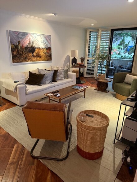 Building Photo - 8400 De Longpre Ave