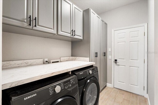 Building Photo - 2580 Channel Way