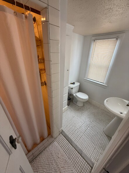 Building Photo - 3665 Glencairn Rd