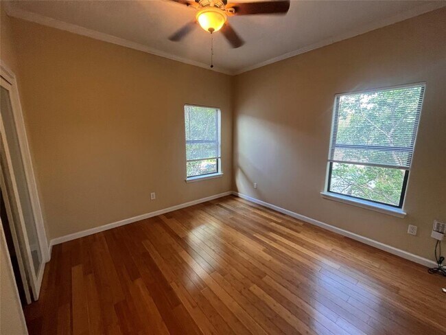 Building Photo - 1038 E 43rd St