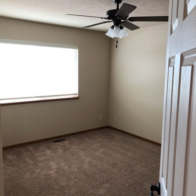 Building Photo - 3 bedroom, 2 1/2 bath Townhouse