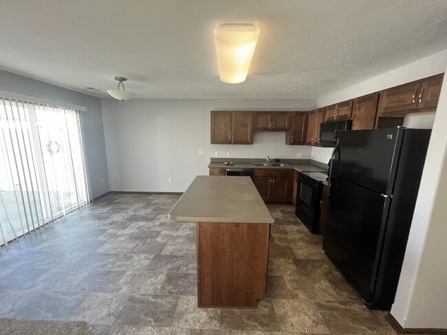 Building Photo - Newer 3-Bed Townhome in NW Columbus, attached double car garage and private back yard!