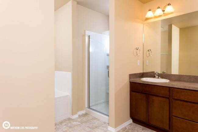 Building Photo - 3 Bedroom East Anchorage Townhouse!