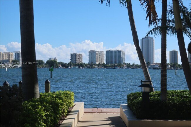 Building Photo - 2650 Lake Shore Dr