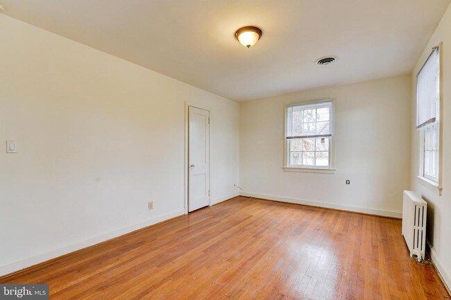 Building Photo - 4914 Crescent St