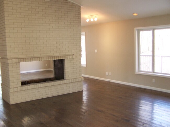 living room - 1527 Myrtle Dr