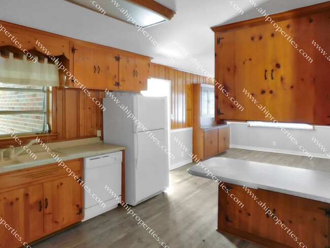 Building Photo - 3520 Royal Crest Dr