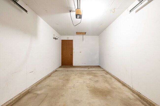Building Photo - 690 Thorntree Ct