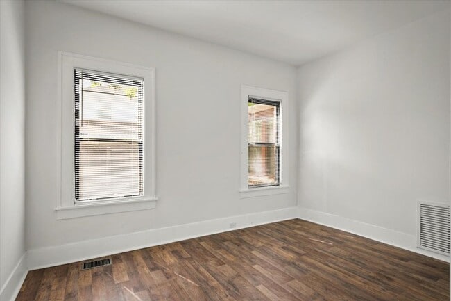 Building Photo - Beautifully Renovated 2/1 Unit in Historic...
