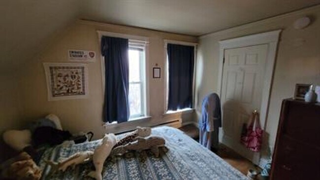 Building Photo - 617 E 8th St