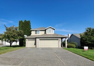 Building Photo - Move-In Special: $1000 off- Golf Course Living!