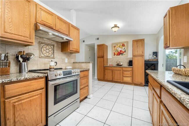 Building Photo - 656 SE Ron Rico Terrace