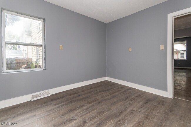 Building Photo - 3724 W 41st St