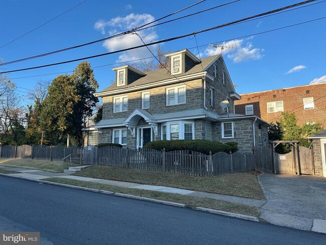 Building Photo - 1806 Garrett Rd