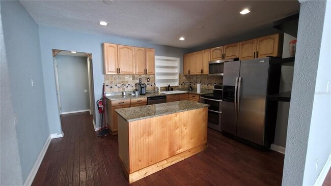 Building Photo - 936 E Shadowlawn Ave