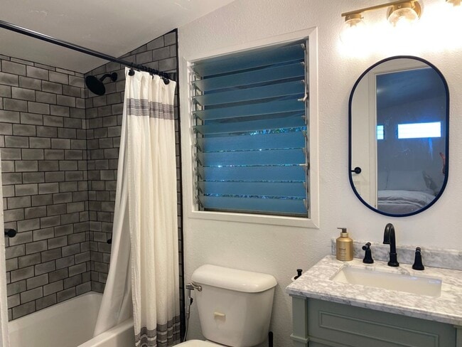 Building Photo - Kaumana Terrace! Furnished With Ocean Views!