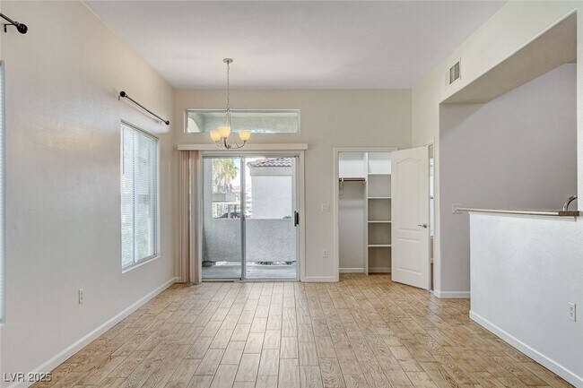 Building Photo - 2305 W Horizon Ridge Pkwy