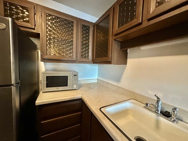 Building Photo - Rare rental opportunity conveniently locat...