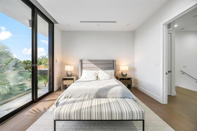 Building Photo - 3367 NE 168th St