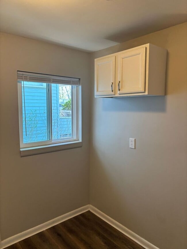 Building Photo - Charming 2-bedroom and 1-bathroom house lo...