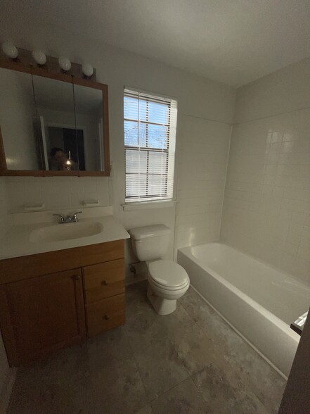 Building Photo - 98 Sycamore Ln