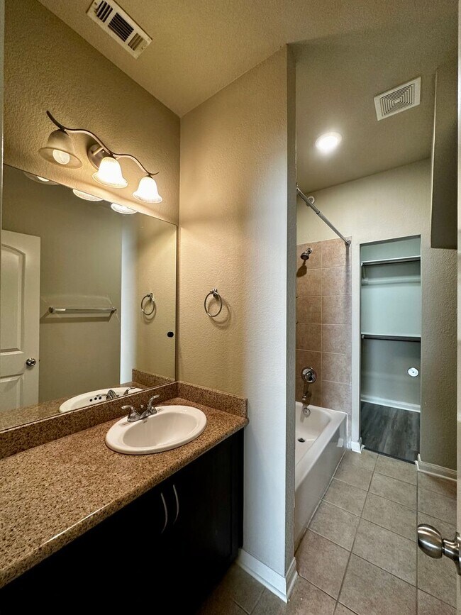 Building Photo - 4 Bd / 4.5 Ba Townhouse Minutes from Baylo...