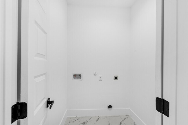Building Photo - 9110 Everglade Dr