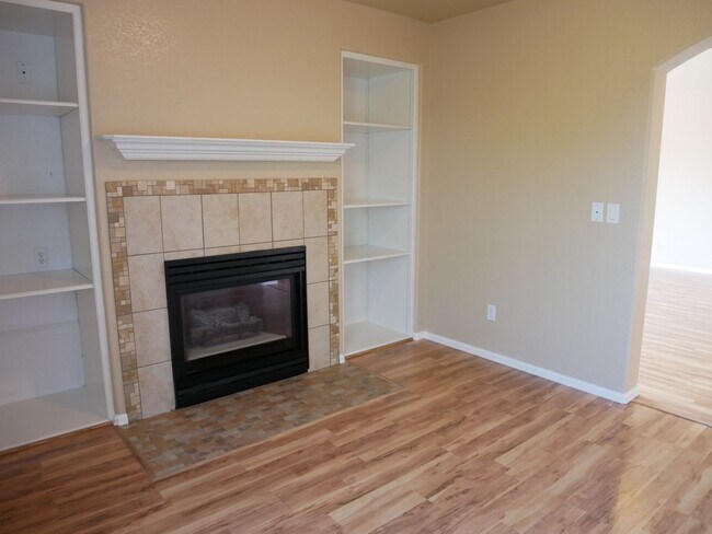 Building Photo - 4 Bedroom, 3.5 Bathroom Home with A/C! - A...