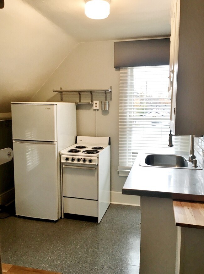 Building Photo - Alturas St Triplex