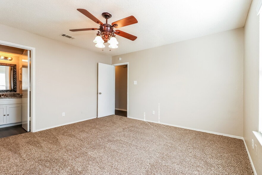 Building Photo - 2808 Barnes Dr