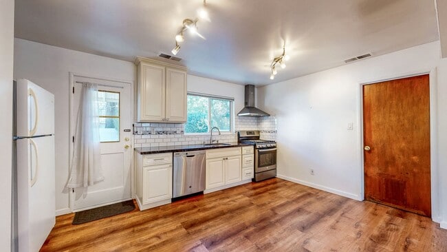 Building Photo - Delightful 2 Bedroom 1 Bath Unit with 1 Car Garage