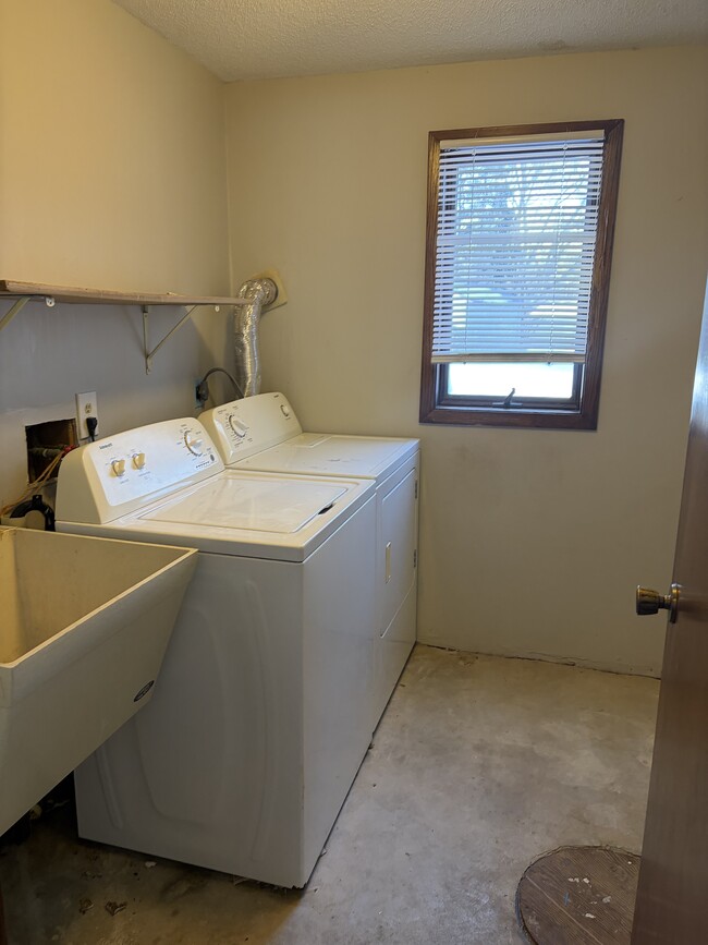 Building Photo - 1020 Benedict Dr