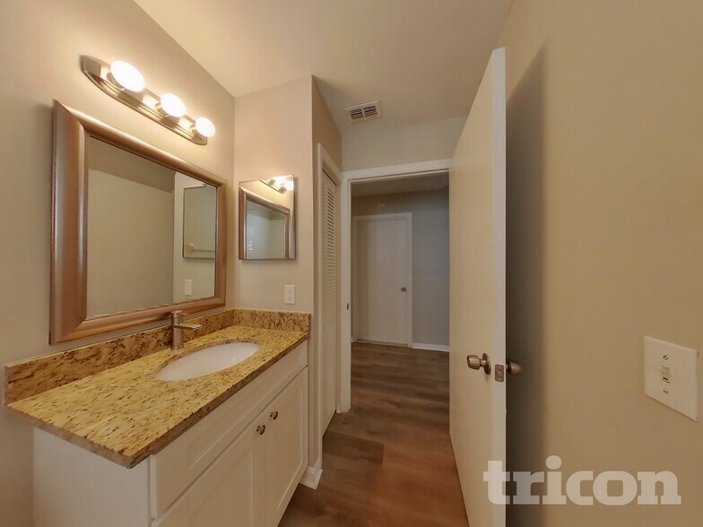 Building Photo - 1623 Chatham Cir