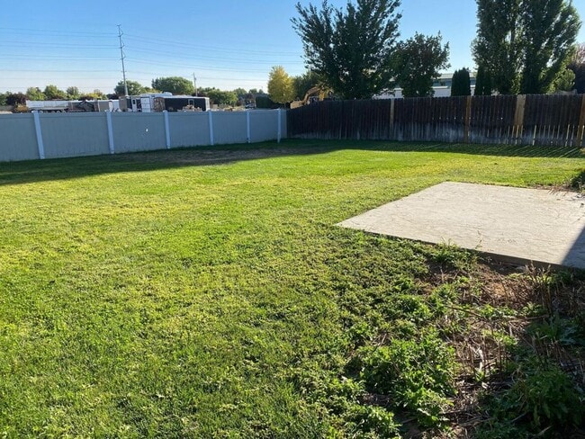 Building Photo - Lovely 4 bedroom (+ 2 living rooms) 2.5 ba...