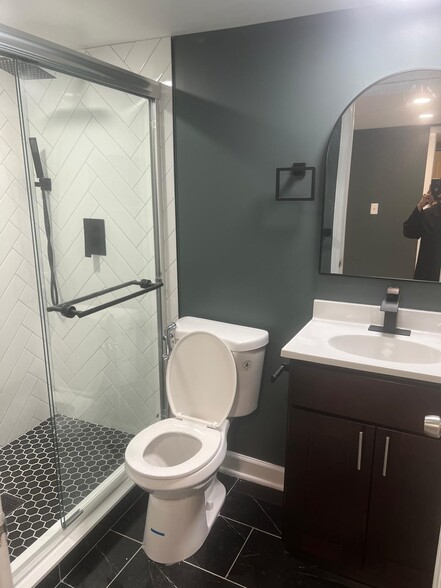 Building Photo - 6164 N Hamilton Ave