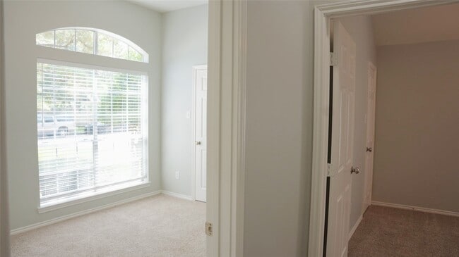 Building Photo - 3915 Summerfield Dr