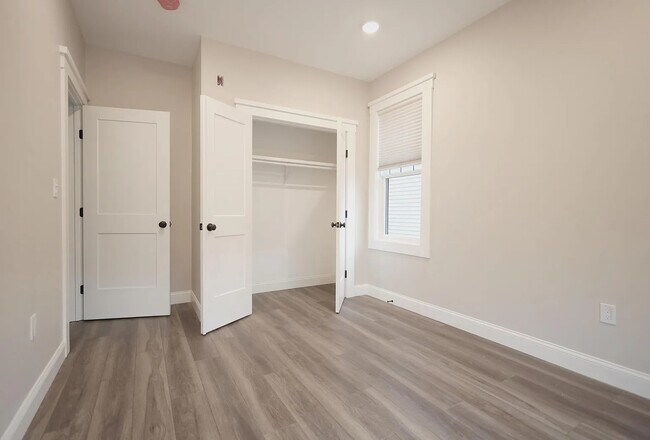 Building Photo - 701 E 2nd St