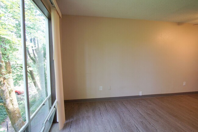 Building Photo - *Holiday Special* Top Floor One Bedroom Near OHSU Ready Early January!