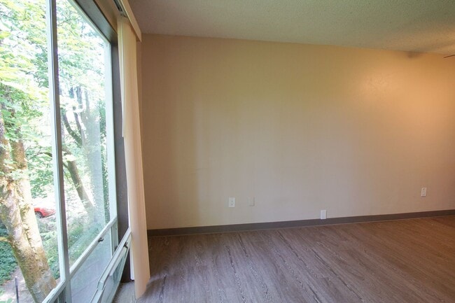 Building Photo - Top Floor One Bedroom Near OHSU Ready Early January!