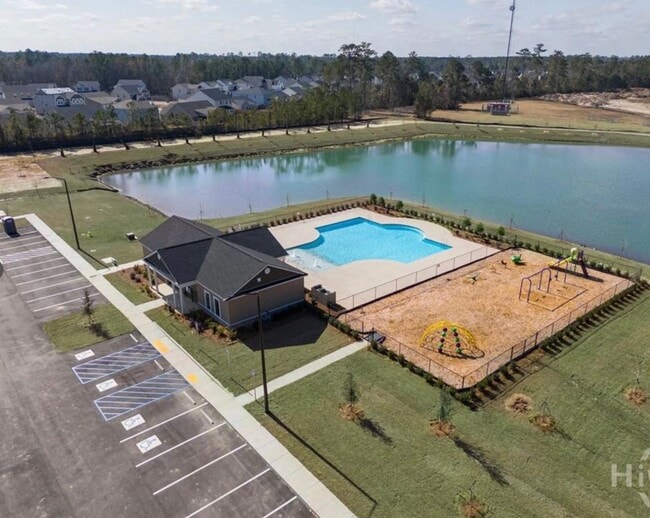 Building Photo - 4 bed 2.5 bath Available in Feburary