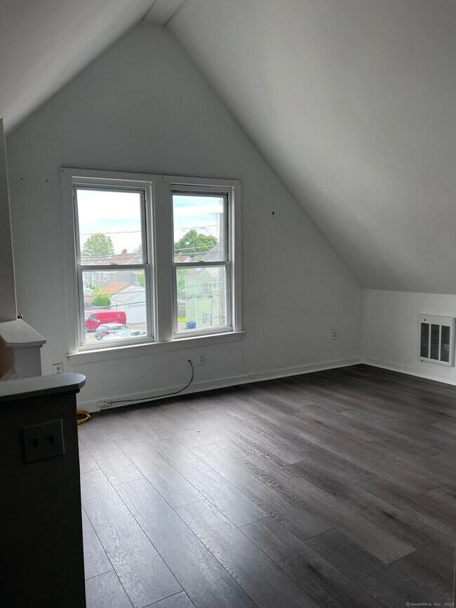 Building Photo - 787 Brewster St