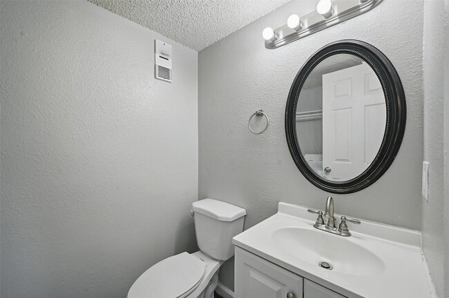 Building Photo - 3048 Tudor Ln