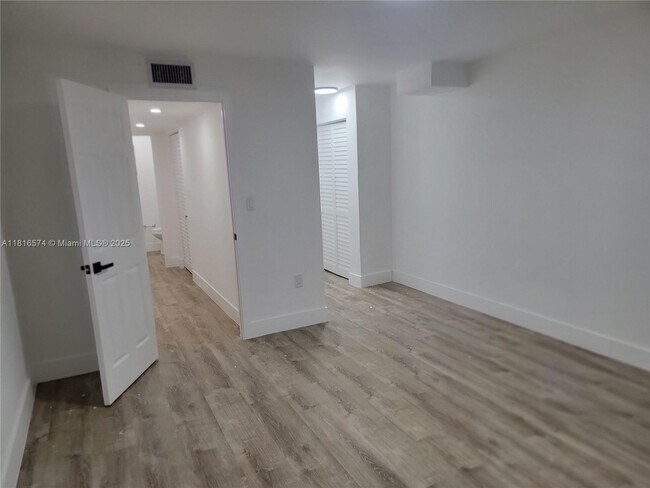 Building Photo - 9371 Fontainebleau Blvd
