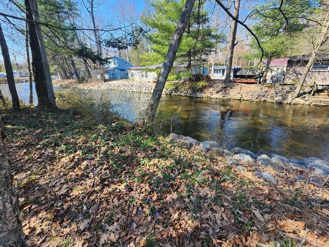 Building Photo - Creekside Park