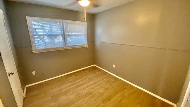 Building Photo - Handyman Special $0 First Month's Rent / “You fix, you SAVE BIG!!” Contact Mayshell for details: ...