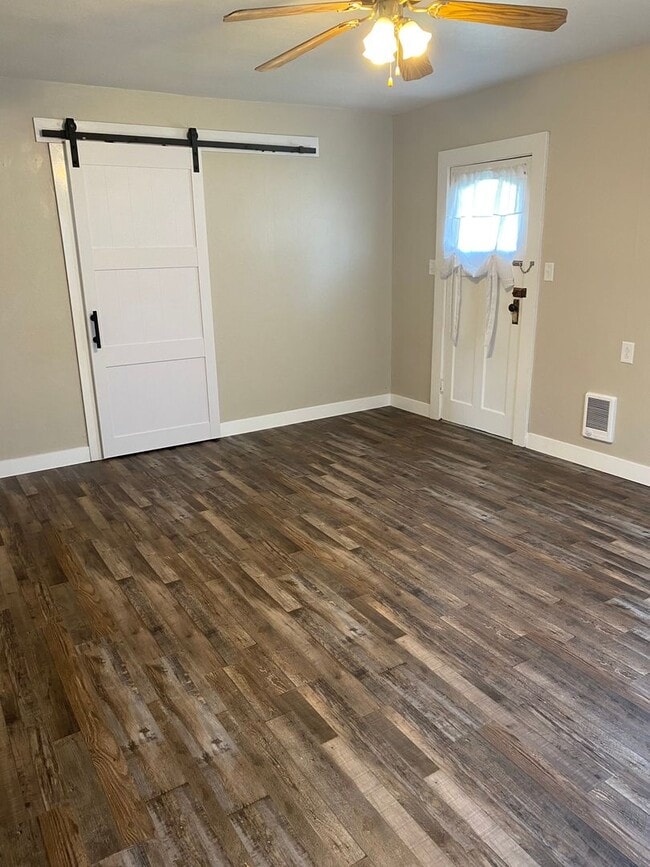 Building Photo - Central Selah Gem: 2-Bedroom Retreat with ...