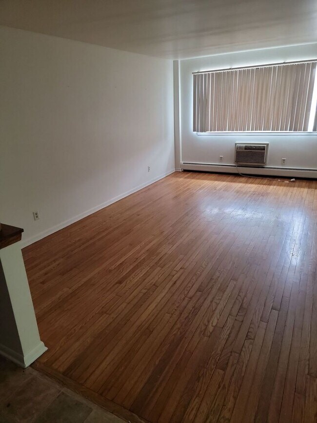 Interior Photo - 1920 Lathrop Ave