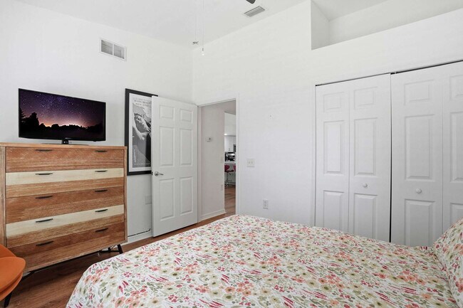 Building Photo - 4945 Cougar Ct S