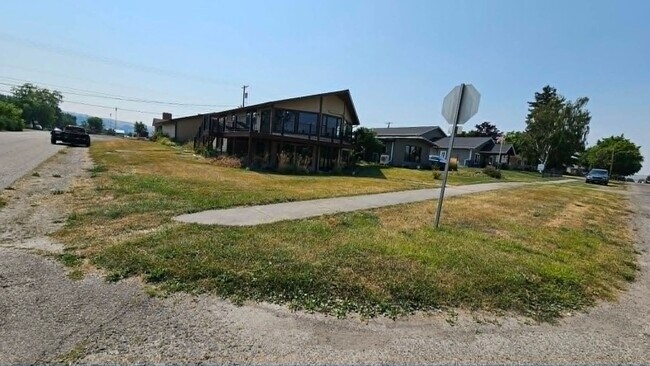 Building Photo - 410 3rd Ave E